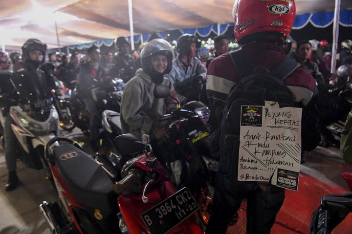 Seperti pengendara motor ini yang menuliskan 'Pejuang Kertas, Anak Rantau Rindu Kampung Halaman. Anakmu Pulang' di belakang tasnya. Antara Foto/Hafidz Mubarak A