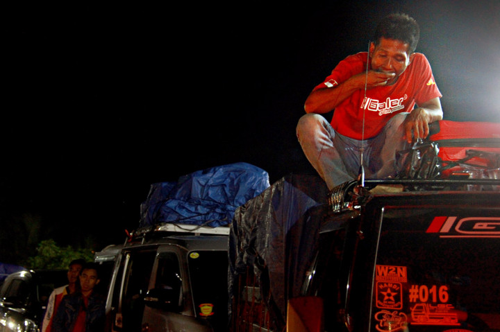 Meski sedang menempuh perjalanan jauh, mereka tetap melakukan ibadah puasa. Momen sahur dan buka puasa di jalan pun menjadi pemandangan biasa di setiap mudik. Antara Foto/Dziki Oktomauliyadi