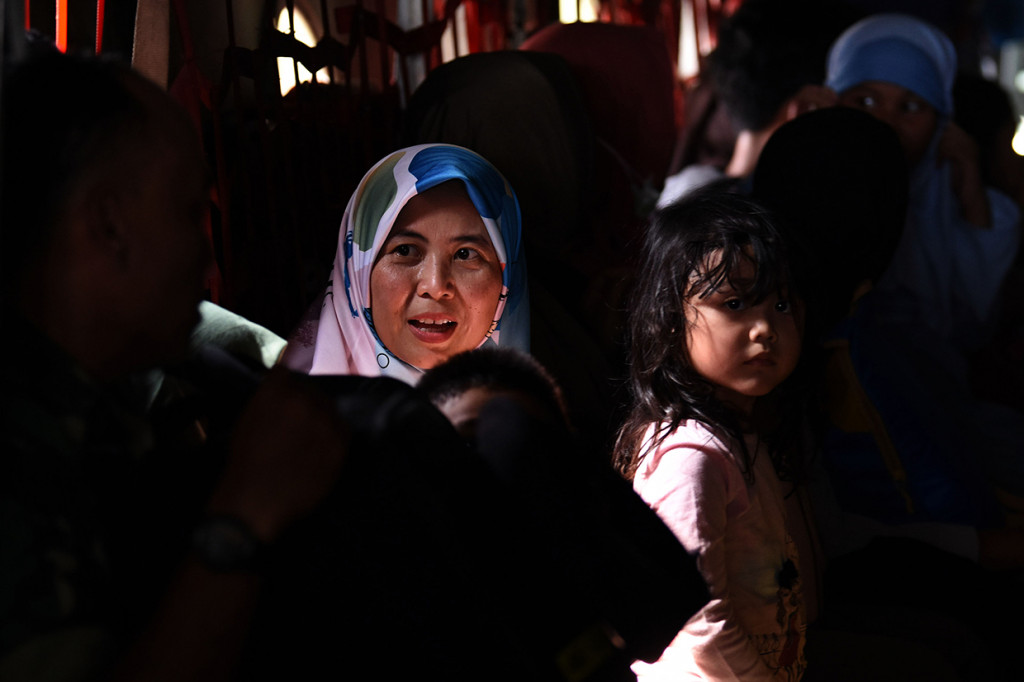 Sejumlah keluarga dari prajurit TNI berada di dalam pesawat Hercules sesaat sebelum lepas landas di Lanud Halim Perdanakusuma, Jakarta Timur.