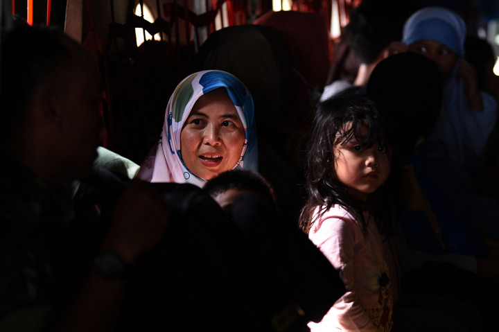 Sejumlah keluarga dari prajurit TNI berada di dalam pesawat Hercules sesaat sebelum lepas landas di Lanud Halim Perdanakusuma, Jakarta Timur.