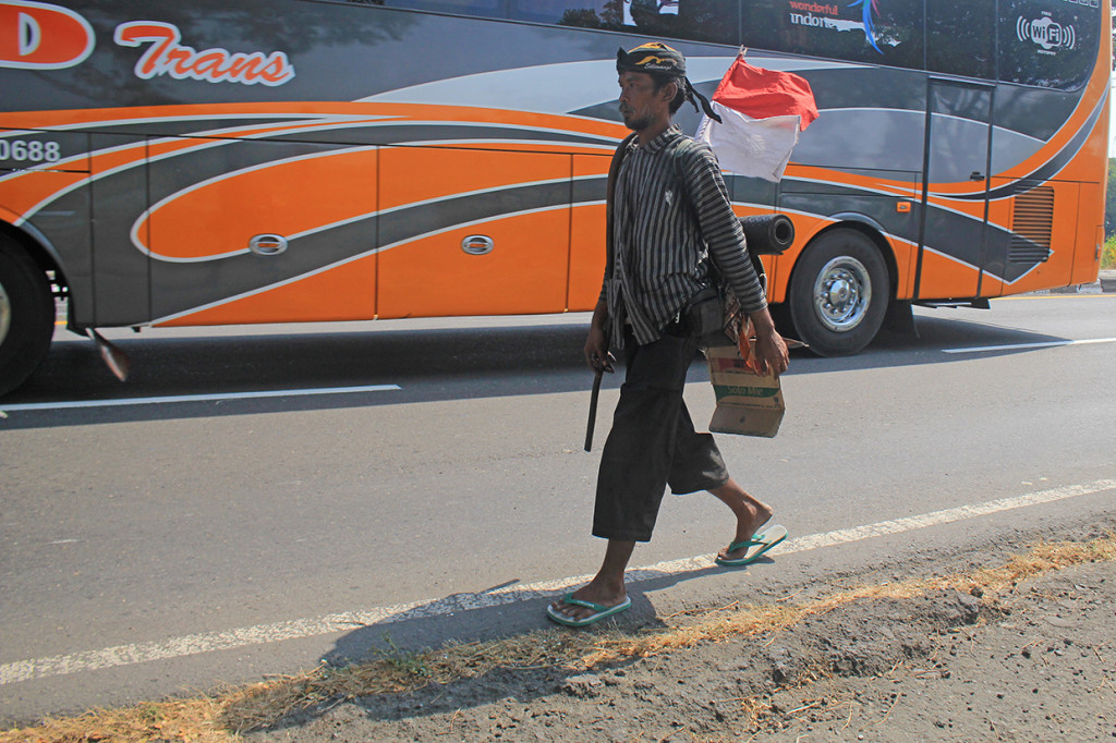 Doni berjalan kaki untuk mudik dari Bogor menuju kampung halamannya di Solo dengan menempuh jarak 595 km. 
