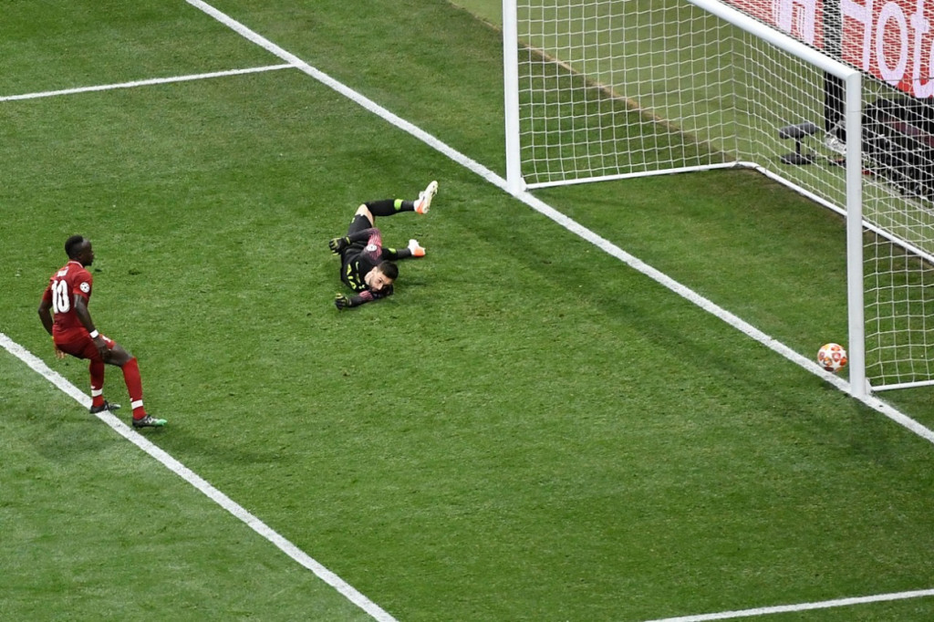 Gawang Spurs kembali bobol pada menit ke-87 oleh gol Divock Origi. Afp Photo/Pierre-Philippe Marcou