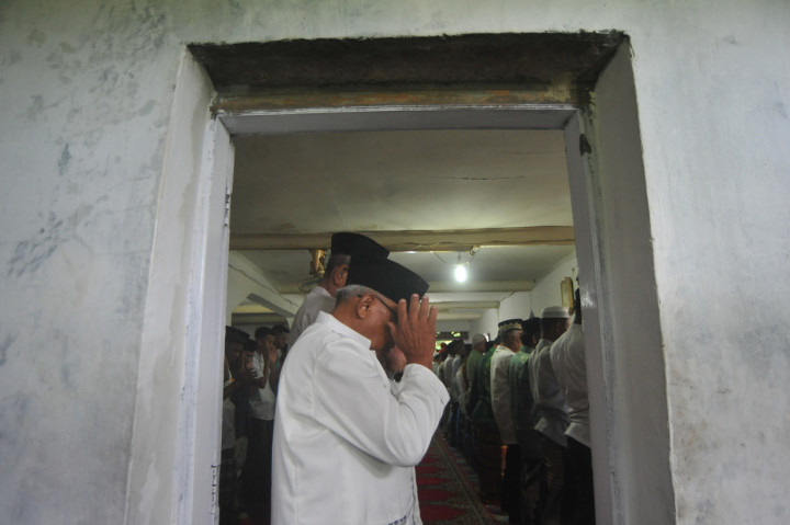 Jamaah Tarekat Naqsabandiyah melaksanakan Salat Id di Mushalla Baitul Makmur, Pauh, Padang, Sumatera Barat. 
