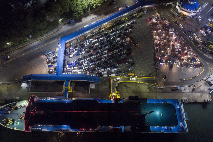 Foto udara kendaraan pemudik tujuan Sumatera antre memasuki kapal Roro di Pelabuhan Merak, Banten.