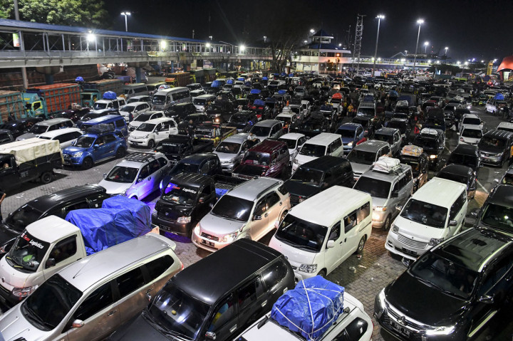 Kendaraan pemudik tujuan Sumatera antre memasuki kapal Roro di Pelabuhan Merak, Banten.