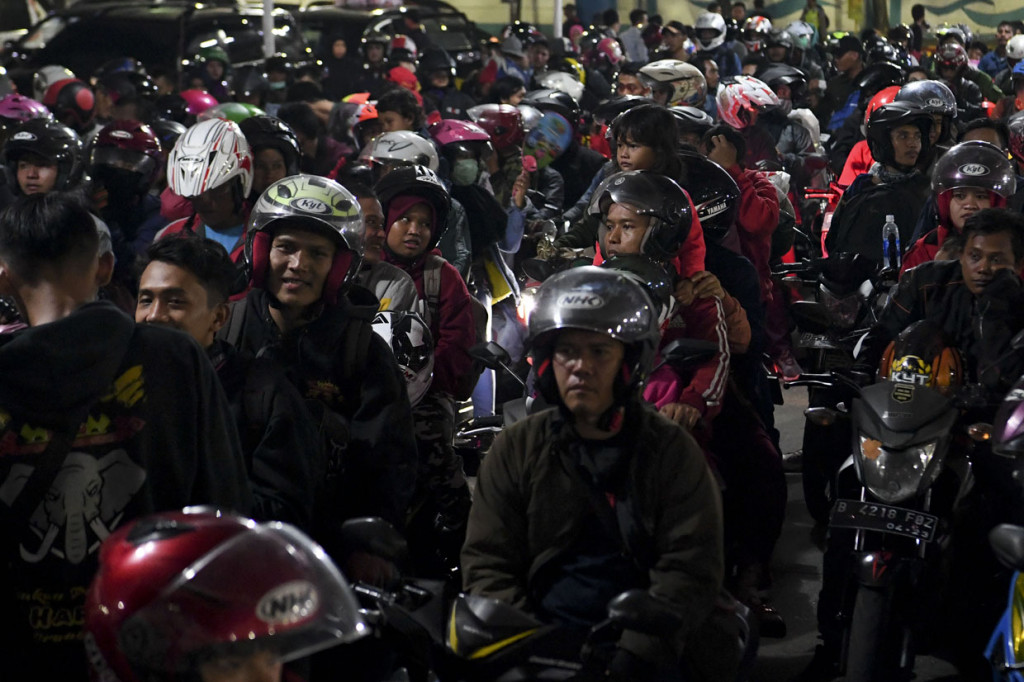 Pengendara sepeda motor tujuan Sumatera antre memasuki kapal Roro di Pelabuhan Merak, Banten.