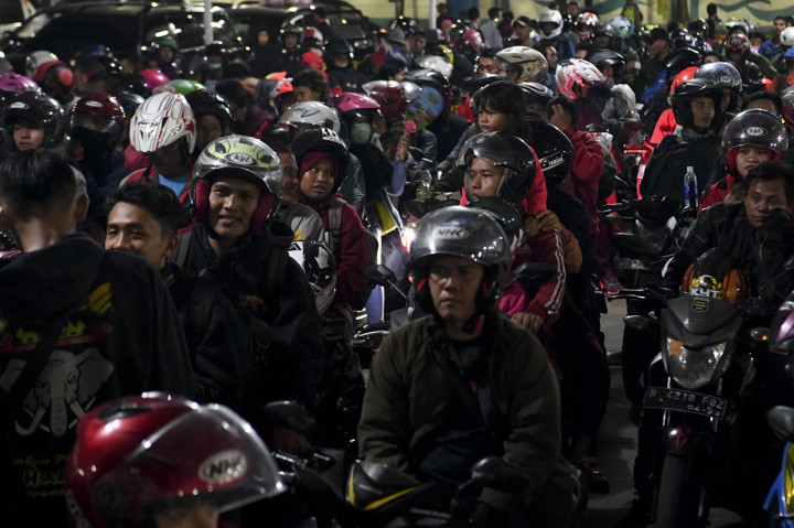 Pengendara sepeda motor tujuan Sumatera antre memasuki kapal Roro di Pelabuhan Merak, Banten.