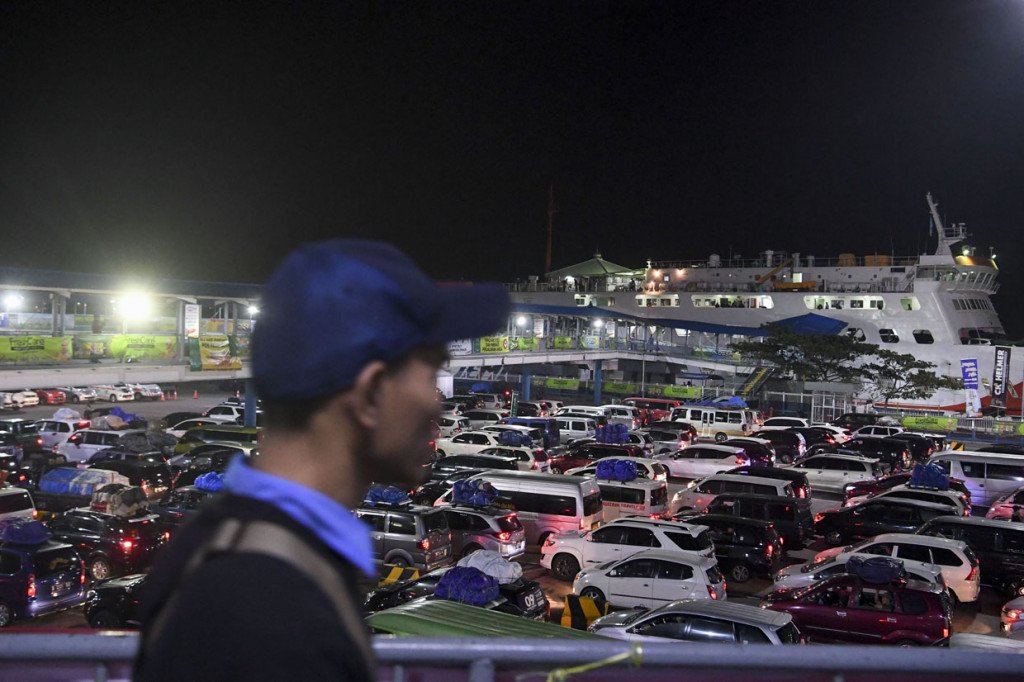 Mulai H-7 hingga H-3 lebaran 2019 sebanyak 556.727 pemudik tujuan Sumatera sudah menyeberang melalui Pelabuhan Merak.