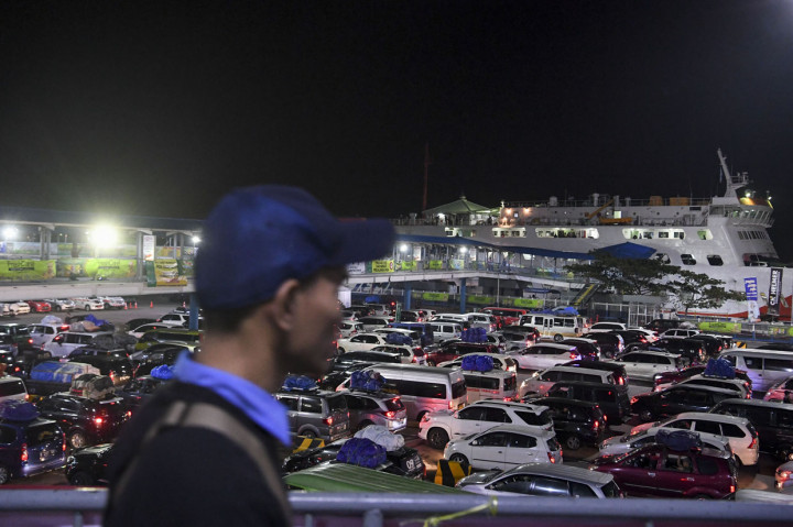 Mulai H-7 hingga H-3 lebaran 2019 sebanyak 556.727 pemudik tujuan Sumatera sudah menyeberang melalui Pelabuhan Merak.