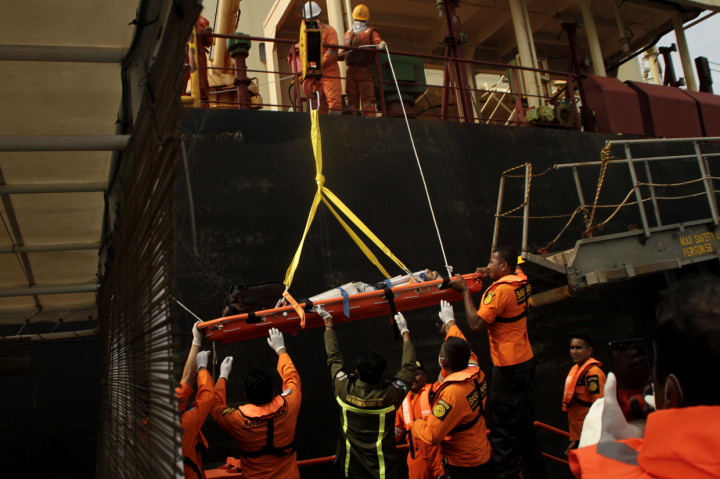 Personel SAR Kupang memegang tandu berisi seorang krew kapal barang asal Korea MV. HL Saldanha Bay yang diturunkan dari kapal tersebut di tengah laut di perairan NTT.
