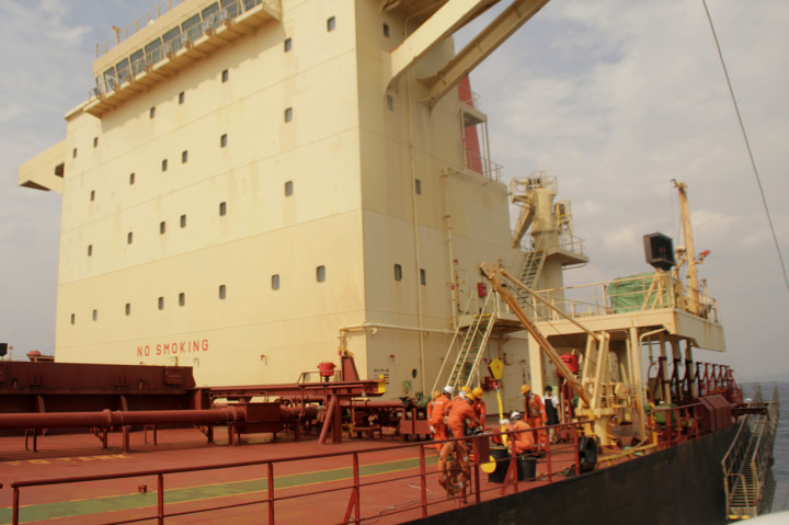 Kru kapal barang asal Korea MV. HL Saldanha Bay menurunkan rekannya dengan tandu saat dievakuasi oleh personel SAR Kupang di tengah laut di perairan NTT. 