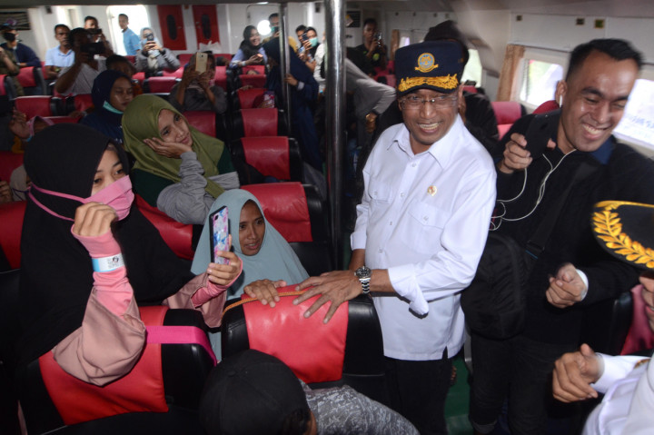 Menteri Perhubungan Budi Karya Sumadi (ke dua kanan) menyapa pemudik saat melakukan kunjungan kerja di Pelabuhan Kalianget, Sumenep, Jawa Timur.