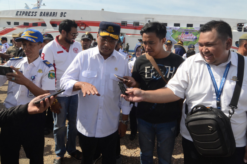 Dalam kesempatan itu Menhub yang didampingi Gubernur Jatim Khofifah Indar Parawansa, melepas kapal mudik gratis Express Bahari 9C rute Kalianget-Kangean. 