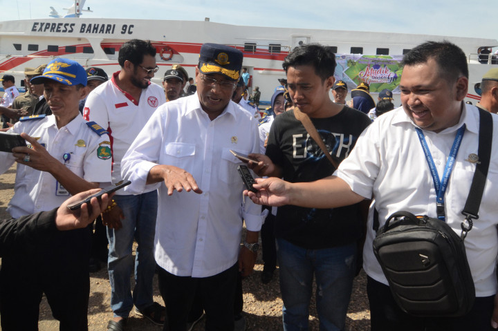 Dalam kesempatan itu Menhub yang didampingi Gubernur Jatim Khofifah Indar Parawansa, melepas kapal mudik gratis Express Bahari 9C rute Kalianget-Kangean. 