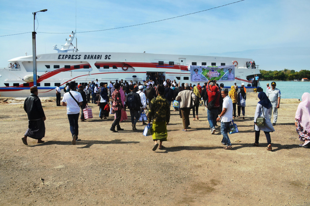 Calon penumpang bersiap naik ke atas kapal cepat tujuan Kalianget-Pulau Kangean saat mudik gratis di Pelabuhan Kalianget, Sumenep, Jawa Timur. 
