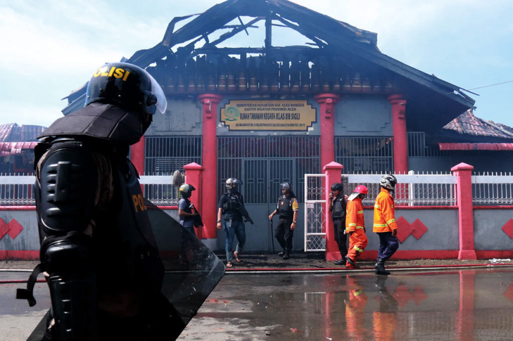 Anggota Polisi berjaga di depan Rumah Tahanan (Rutan) Klas II B Sigli usai terjadinya kerusuhan.