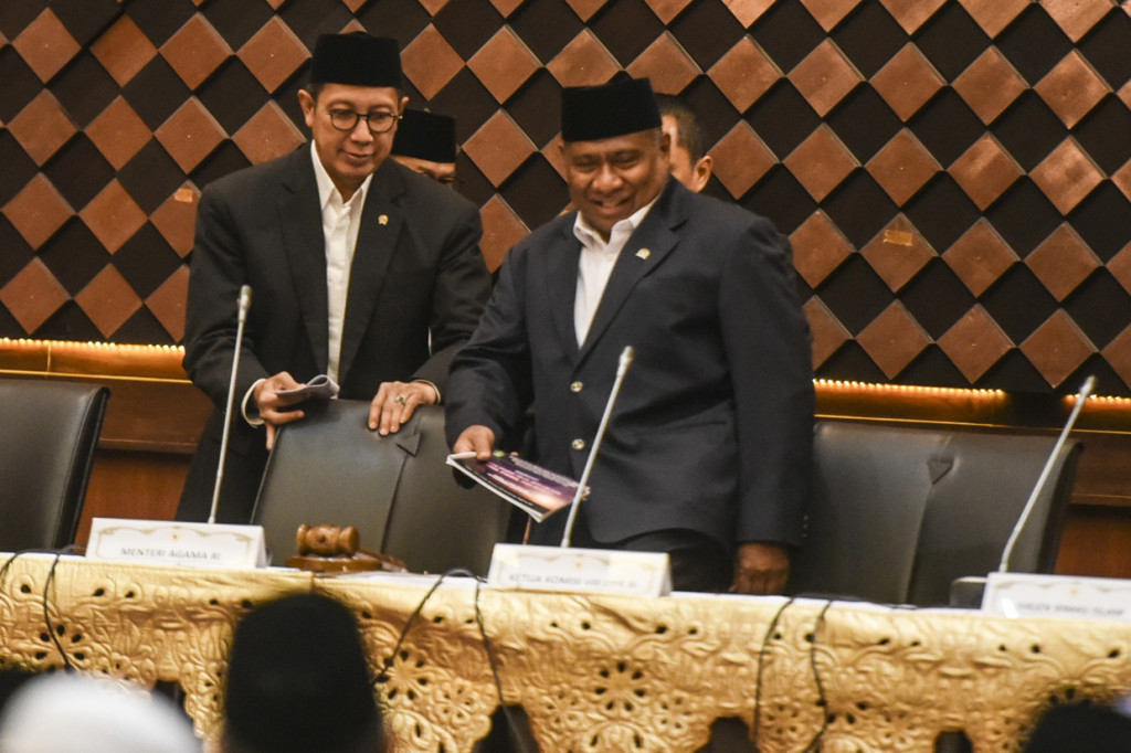 Menteri Agama Lukman Hakim Saifuddin (kiri) bersama Ketua Komisi 8 DPR Ali Taher (kanan) bersiap mengikuti Sidang Isbat penentuan 1 Syawal 1440 H atau Idul Fitri 2019 di kantor Kementerian Agama, Jakarta.