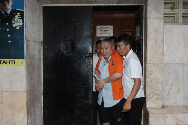 Juru bicara Badan Pemenangan Nasional (BPN) Prabowo Subianto-Sandiaga Uno, Li Xue Ciung alias Lieus Sungkharisma (tengah) digiring polisi saat dikeluarkan dari Rutan Polda Metrojaya, Jakarta.