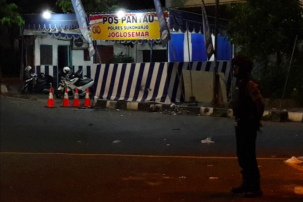 Anggota kepolisian menjaga lokasi kejadian ledakan di Pos Pantau Arus Mudik Joglosemar, Kartasura, Sukoharjo, Jawa Tengah. Antara Foto/Aloysius Jarot Nugroho