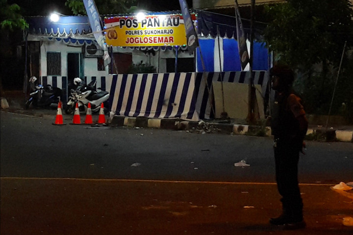 Anggota kepolisian menjaga lokasi kejadian ledakan di Pos Pantau Arus Mudik Joglosemar, Kartasura, Sukoharjo, Jawa Tengah. Antara Foto/Aloysius Jarot Nugroho