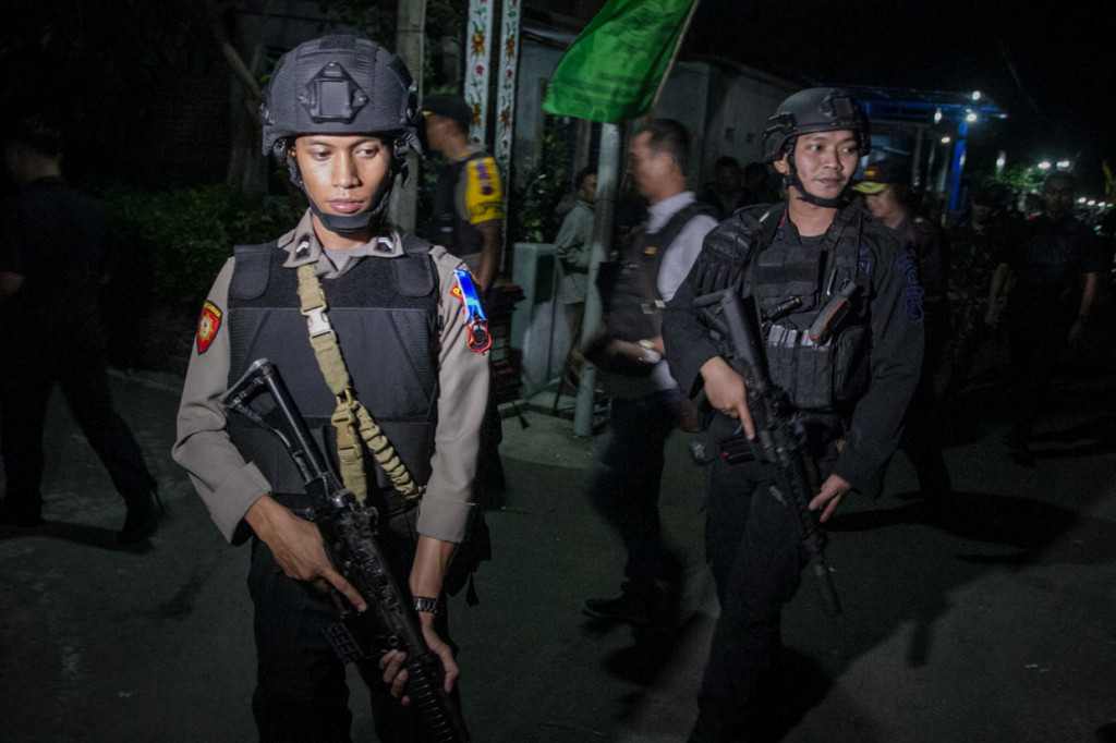 Polisi melakukan penjagaan saat penggeledahan rumah pelaku peledakan Pospam Kartasura di dusun Kranggan, Wirogunan, Kartasura, Sukoharjo, Jawa Tengah, Selasa, 4 Juni 2019, dini hari. Antara Foto/Mohammad Ayudha