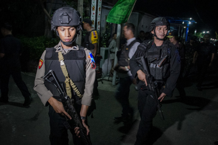Polisi melakukan penjagaan saat penggeledahan rumah pelaku peledakan Pospam Kartasura di dusun Kranggan, Wirogunan, Kartasura, Sukoharjo, Jawa Tengah, Selasa, 4 Juni 2019, dini hari. Antara Foto/Mohammad Ayudha