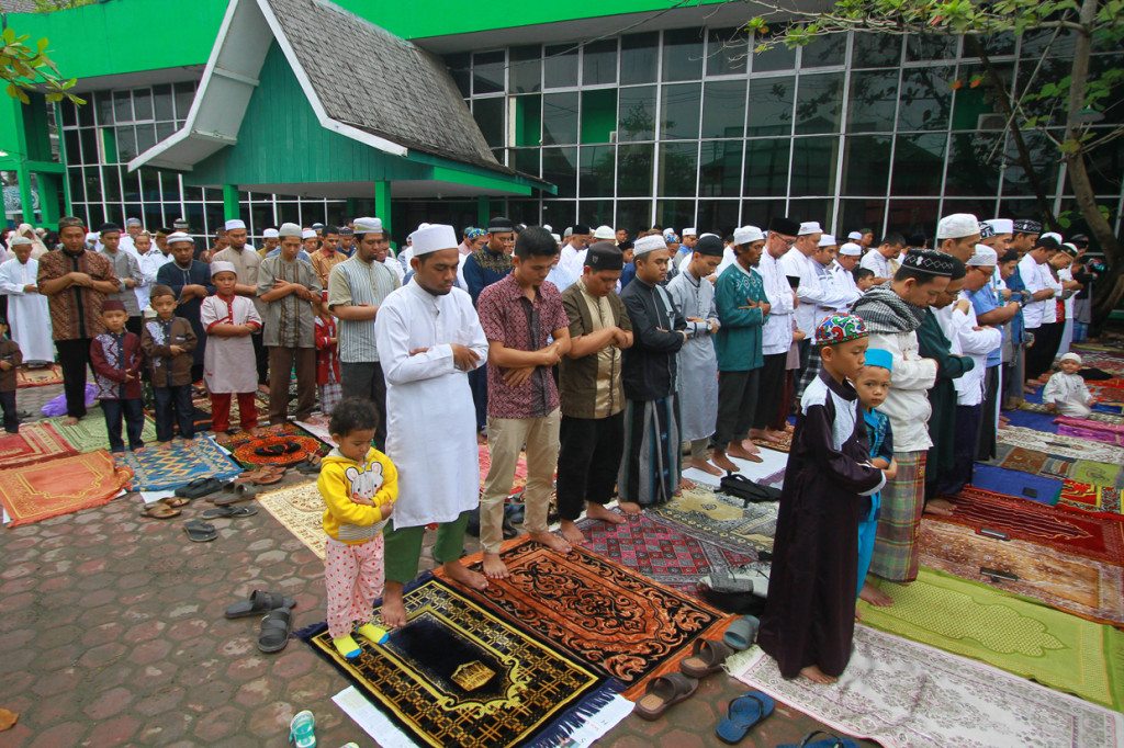 Jemaah Forum Silaturahmi Majlis Ta'lim Banjarmasin melaksanakan salat Idul Fitri di kawasan kayu tangi, Banjarmasin, Kalimantan Selatan. Antara Foto/Bayu Pratama S 