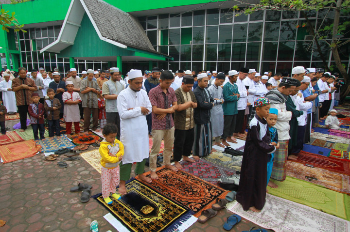 Jemaah Forum Silaturahmi Majlis Ta'lim Banjarmasin melaksanakan salat Idul Fitri di kawasan kayu tangi, Banjarmasin, Kalimantan Selatan. Antara Foto/Bayu Pratama S 