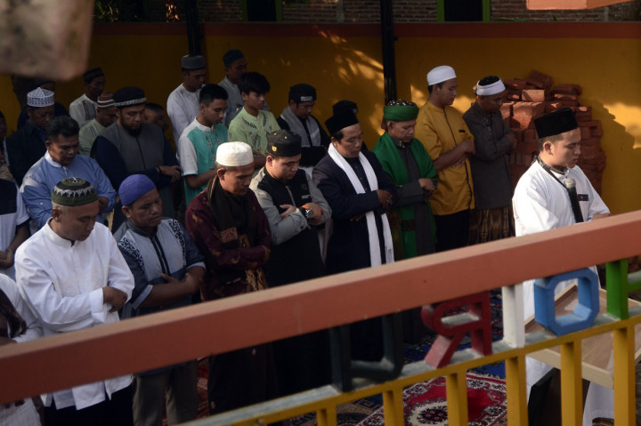 Jamaah Majelis Taklim An-Nahdlha melaksanakan salat Idul Fitri di Bandar Lampung, Lampung. Antara Foto/Ardiansyah