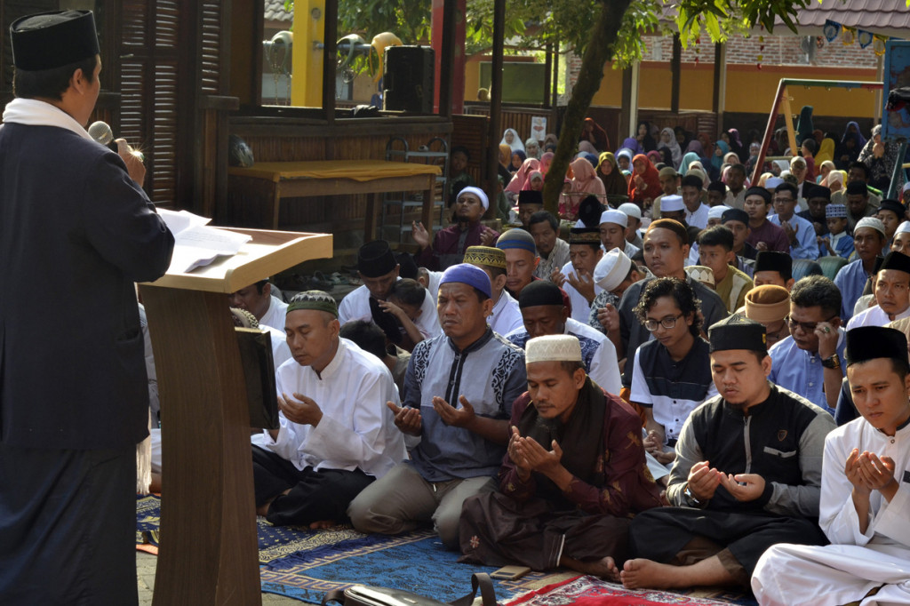 Jamaah Majelis Taklim An-Nahdlha melaksanakan shalat Idul Fitri lebih awal berdasarkan rukyat global yang telah melihat hilal Syawal di beberapa daerah di belahan dunia. Antara Foto/Ardiansyah
