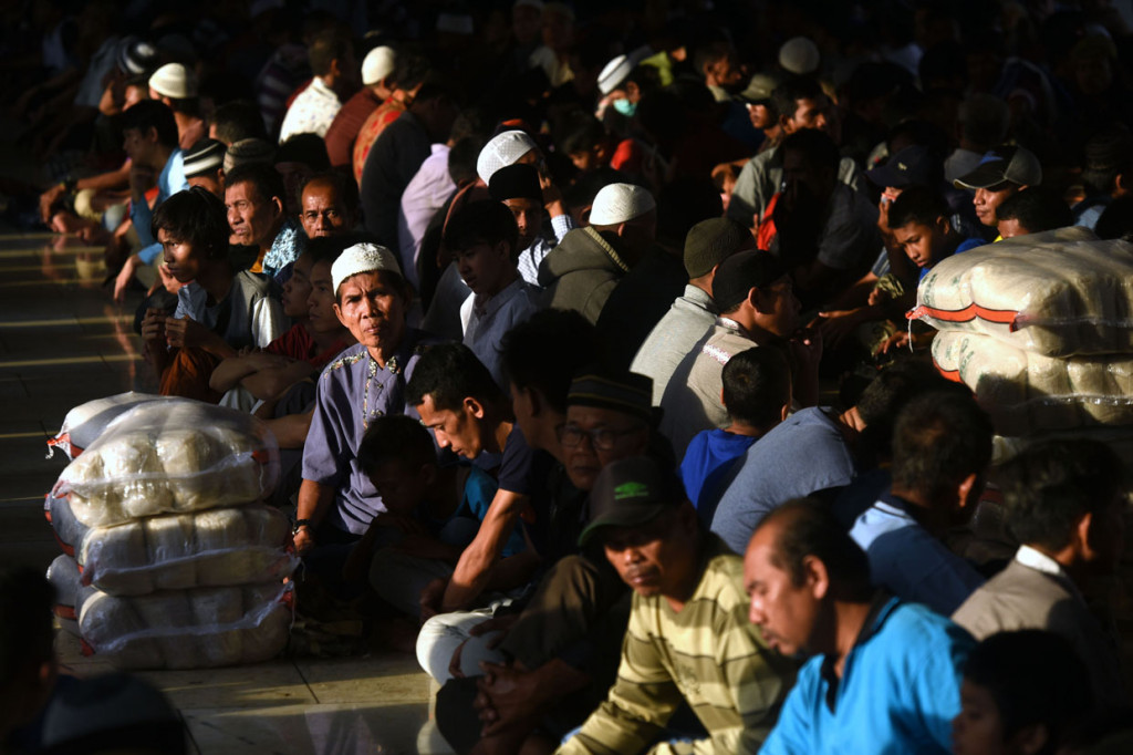 Selain menyalurkan ke yayasan, sore ini, Masjid Istiqlal juga membagikan zakat langsung ke mustahik. 