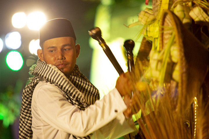 Peserta menabuh beduk saat mengikuti Festival Dulag atau menabuh beduk sambil mengucapkan takbir di jalan KK. Singawinata, Purwakarta, Jawa Barat. Antara Foto/M Ibnu Chazar