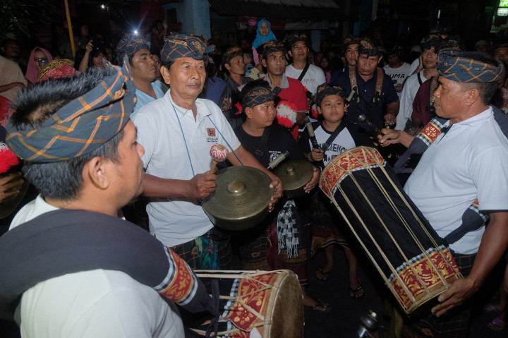 Umat Hindu menampilkan gamelan Baleganjur atau gamelan khas Bali saat turut memeriahkan Takbiran Idul Fitri 1440 H di Kampung Kepaon, Denpasar, Bali. Acara tersebut diiringi juga dengan kesenian Barongsai sebagai simbol keberagaman dan kerukunan. Antara Foto/Nyoman Hendra Wibowo