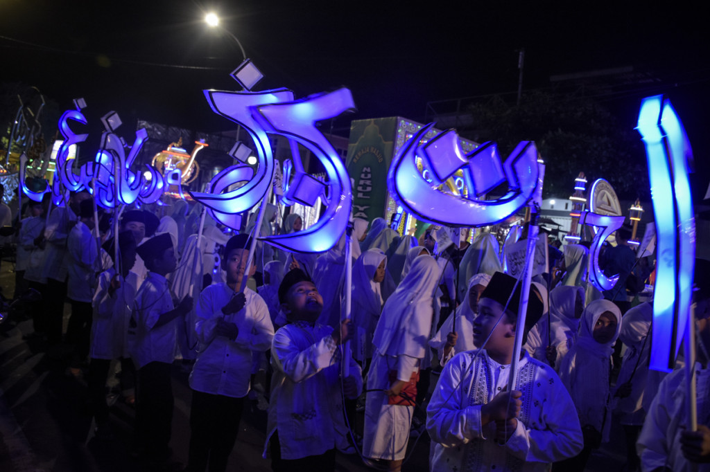Ratusan umat muslim membawa lampion saat melakukan takbiran keliling melalui jalan-jalan protokol di Mataram, NTB. Antara Foto/Ahmad Subaidi