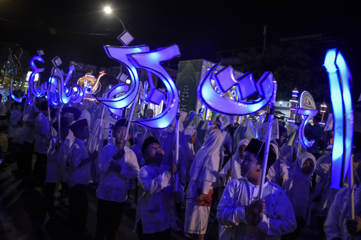 Ratusan umat muslim membawa lampion saat melakukan takbiran keliling melalui jalan-jalan protokol di Mataram, NTB. Antara Foto/Ahmad Subaidi