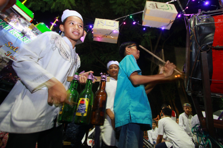 Peserta Festival Pawai Gema Takbiran di jalan Jendral Sudirman, Banjarmasin, Kalimantan Selatan. Festival Pawai Gema Takbir ini merupakan agenda tahunan untuk menyambut Idul Fitri 1 Syawal 1440 Hijriah. Antara Foto/Bayu Pratama S