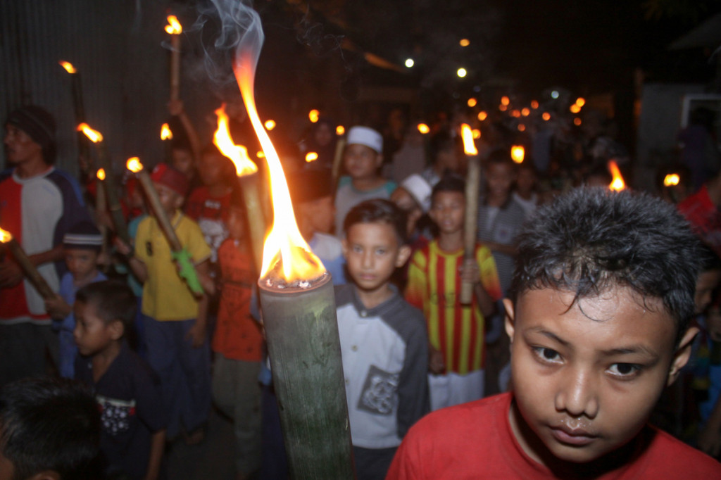 Sejumlah anak membawa obor saat melakukan pawai obor di kawasan Waru, Sidoarjo, Jawa Timur. Pawai obor tersebut dalam rangka menyambut Idul Fitri 1440 Hijriyah. Antara Foto/Umarul Faru