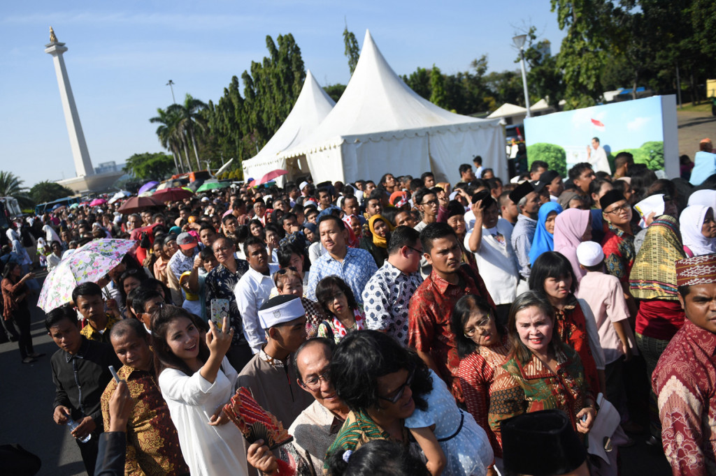 Ratusan warga mengantre untuk bertemu Presiden Joko Widodo di Monas, Jakarta.