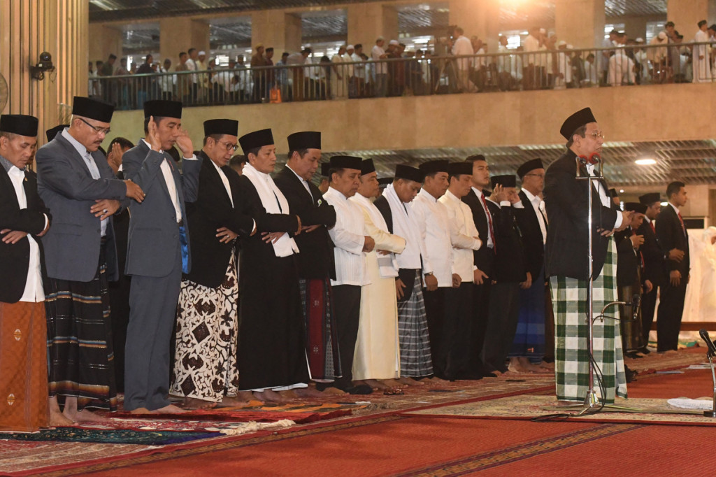 Presiden Joko Widodo (ketiga kiri) melakukan Shalat Id di Masjid Istiqlal, Jakarta.