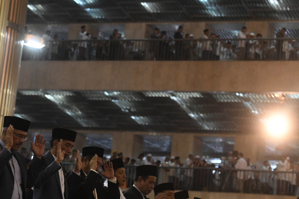 Sementara itu sejumlah pejabat negara yang ikut melaksanakan salat Idul Fitri di Masjid Istiqlal antara lain Kepala Staf Kepresidenan Moeldoko, Menteri Sosial Agus Gumiwang Kartasasmita, Menkominfo Rudiantara, Wamen ESDM Archandra Tahar.