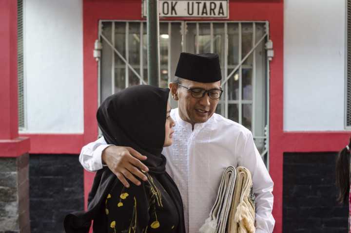 Warga binaan kasus korupsi Gatot Pujo Nugroho (kanan) memeluk istrinya usai melasanakan shalat idulfitri 1440 Hijriah di Lapas Sukamiskin, Bandung, Jawa Barat.