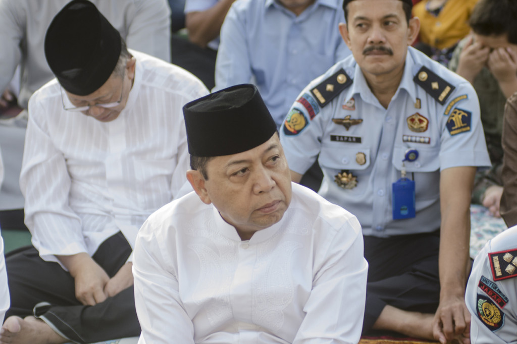 Warga binaan kasus korupsi Setya Novanto (kedua kiri) dan Akil Mochtar (kedua kanan) melasanakan shalat idulfitri 1440 Hijriah di Lapas Sukamiskin, Bandung, Jawa Barat.