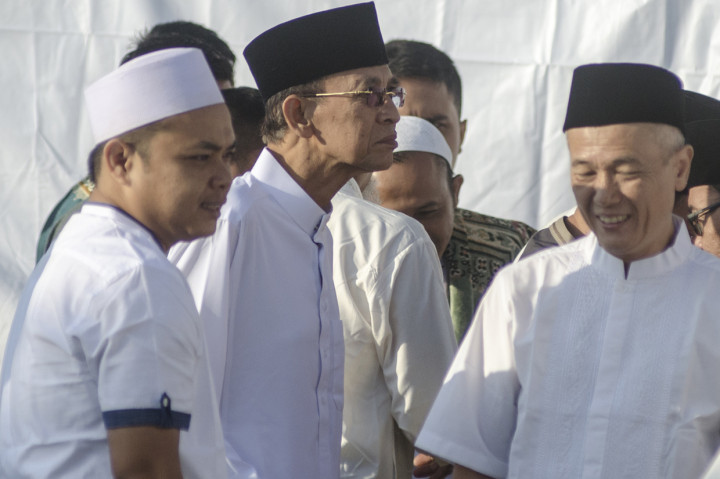 Warga binaan kasus korupsi Suryadharma Ali (kedua kiri) berjalan usai melasanakan sholat idulfitri 1440 Hijriah di Lapas Sukamiskin, Bandung, Jawa Barat.