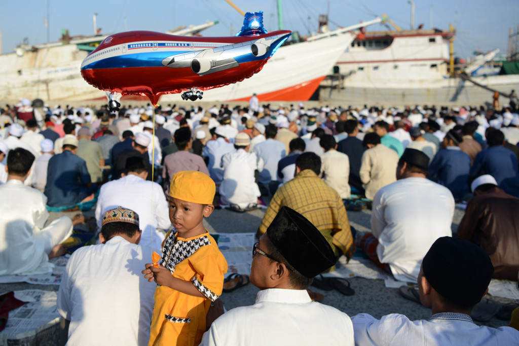 Yang menjadi pemandangan menarik dalam ibadah salat Id di Sunda Kelapa adalah suasananya.