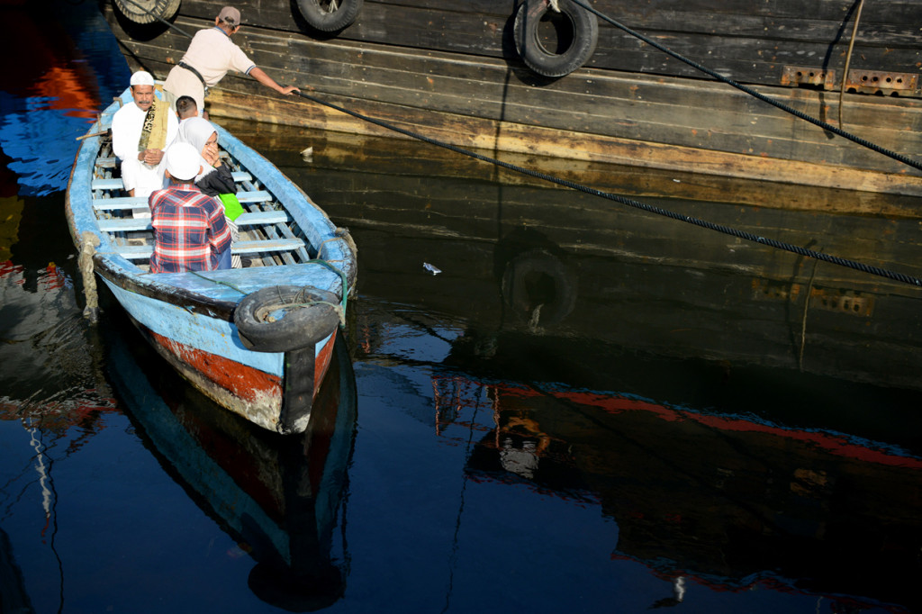 Nelayan menggunakan perahu saat menyeberang usai melaksanakan shalat Idul Fitri 1 Syawal 1440 Hijriah di kawasan Pelabuhan Sunda Kelapa, Jakarta.