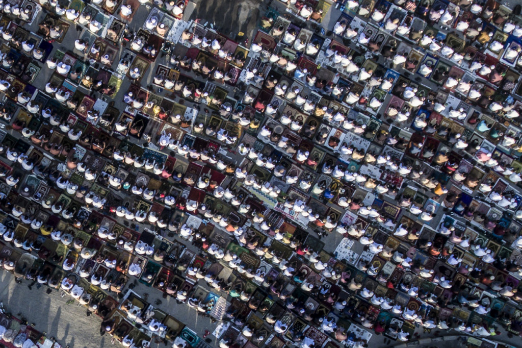 Ratusan warga melakukan shalat Idul Fitri 1 Syawal 1440 H di Pelabuhan Sunda Kelapa, Jakarta.