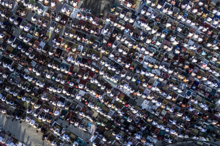 Ratusan warga melakukan shalat Idul Fitri 1 Syawal 1440 H di Pelabuhan Sunda Kelapa, Jakarta.