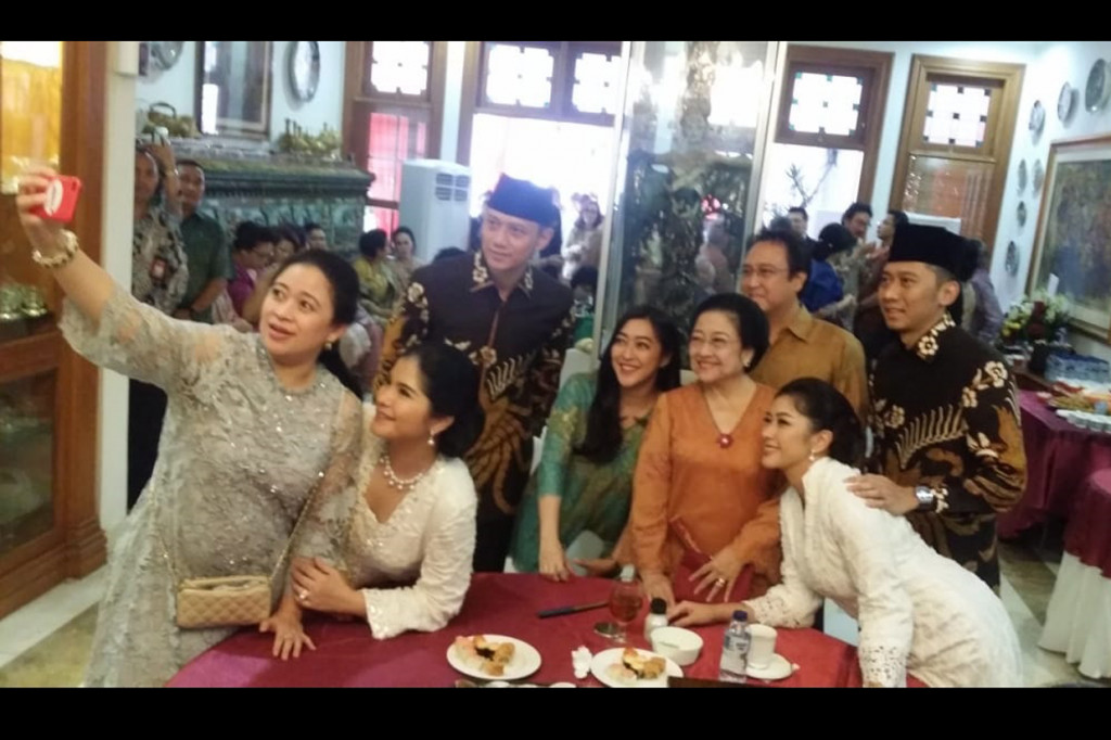Terlihat Puan memegang telepon genggam, kemudian seperti mengajak AHY bersama istrinya Anissa Pohan, kemudian Ibas bersama Aliya Radjasa, serta Prananda dan istrinya berswafoto bersama Megawati.
