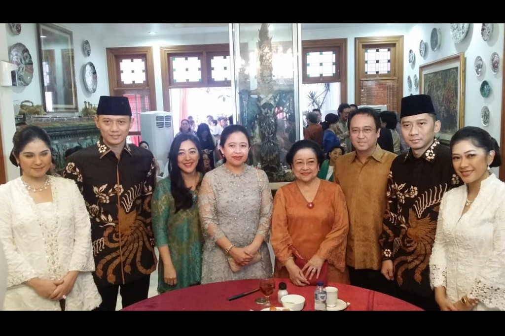 Kehadiran kedua putra SBY tersebut disambut hangat. Bukan hanya oleh Megawati, tapi juga oleh keluarganya seperti Puan Maharani dan Prananda Prabowo. 