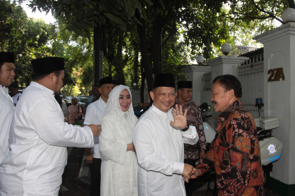 Sejumlah pejabat, mulai Kapolri Jenderal Tito Karnavian, Panglima TNI Marsekal Hadi Tjahjanto, Menhan Ryamizard Ryacudu, sampai Mendagri Tjahjo Kumolo juga berhalalbihalal ke kediaman Megawati hari ini. 